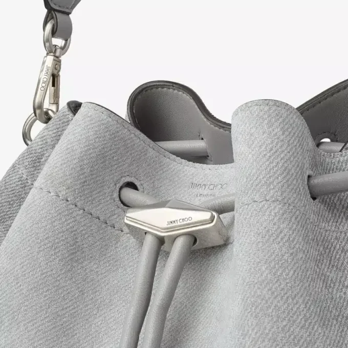 Bolso de hombro Cinch mediano en denim de ante color paloma y piel de becerro lisa