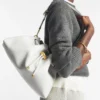 Bolso de hombro Cinch mediano en piel color café con leche Bolso de hombro Cinch mediano en piel color café con leche