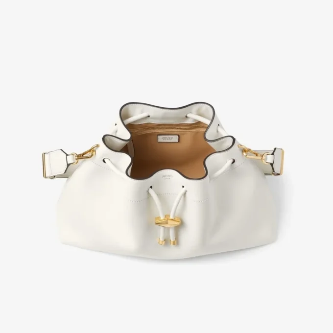 Bolso de hombro Cinch mediano en piel color café con leche Bolso de hombro Cinch mediano en piel color café con leche