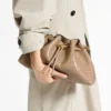 Bolso de hombro Cinch mediano en piel con relieve de cocodrilo brillante