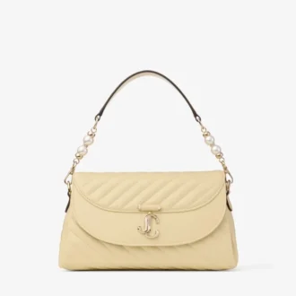 Bolso de hombro de cuero Biker acolchado en color mantequilla con asa superior curvada y detalle de perlas