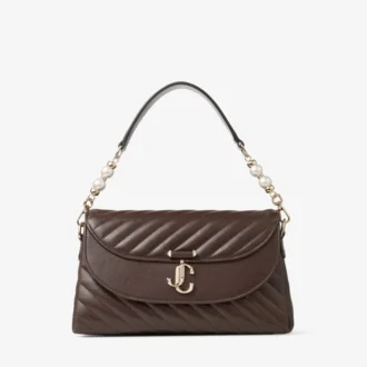 Bolso de hombro de piel Biker acolchado en color chocolate con asa superior curvada y adornos de perlas