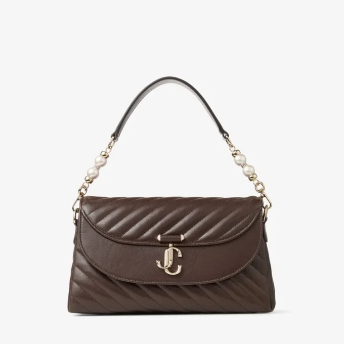 Bolso de hombro de piel Biker acolchado en color chocolate con asa superior curvada y adornos de perlas