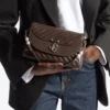 Bolso de hombro de piel Biker acolchado en color chocolate con asa superior curvada y adornos de perlas
