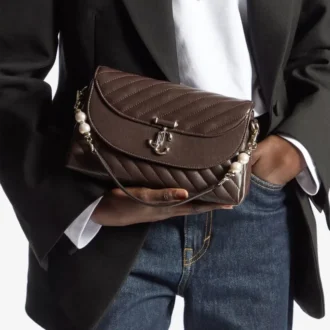 Bolso de hombro de piel Biker acolchado en color chocolate con asa superior curvada y adornos de perlas