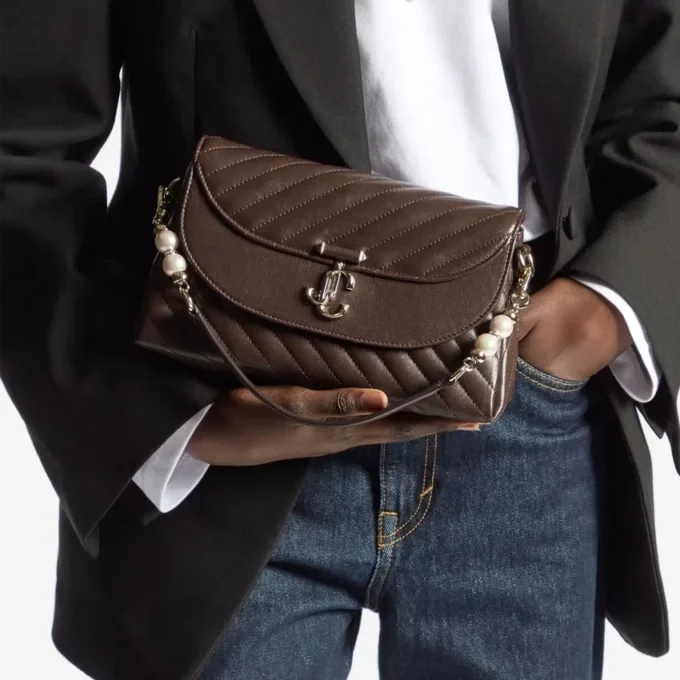 Bolso de hombro de piel Biker acolchado en color chocolate con asa superior curvada y adornos de perlas