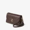 Bolso de hombro de piel Biker acolchado en color chocolate con asa superior curvada y adornos de perlas