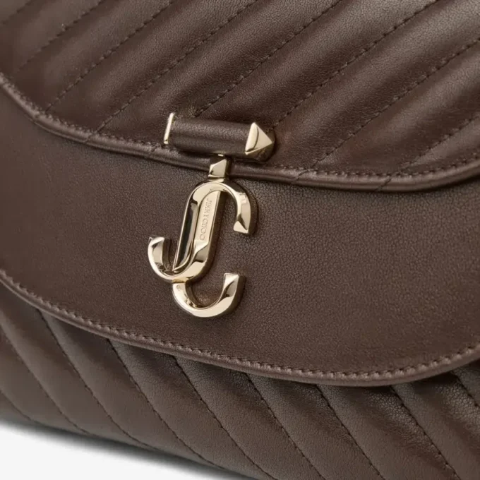 Bolso de hombro de piel Biker acolchado en color chocolate con asa superior curvada y adornos de perlas