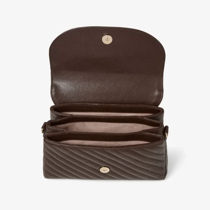 Bolso de hombro de piel Biker acolchado en color chocolate con asa superior curvada y adornos de perlas