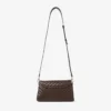 Bolso de hombro de piel Biker acolchado en color chocolate con asa superior curvada y adornos de perlas