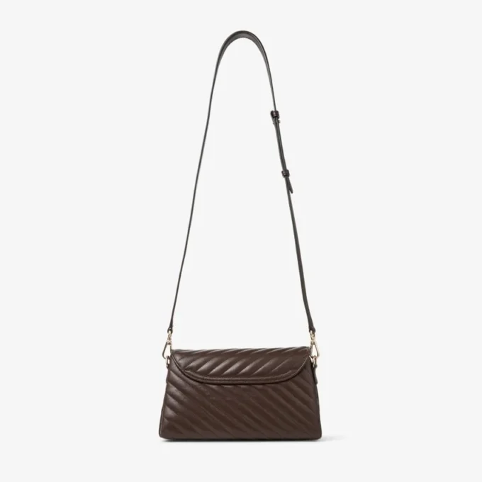 Bolso de hombro de piel Biker acolchado en color chocolate con asa superior curvada y adornos de perlas