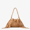 Bolso de hombro mediano Cinch de ante color toffee con flecos Bolso de hombro mediano Cinch de ante color toffee con flecos