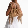 Bolso de hombro mediano Cinch de ante color toffee con flecos Bolso de hombro mediano Cinch de ante color toffee con flecos