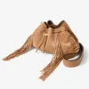 Bolso de hombro mediano Cinch de ante color toffee con flecos Bolso de hombro mediano Cinch de ante color toffee con flecos