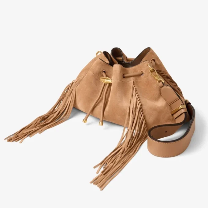 Bolso de hombro mediano Cinch de ante color toffee con flecos Bolso de hombro mediano Cinch de ante color toffee con flecos