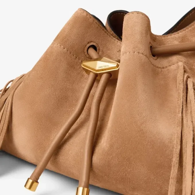 Bolso de hombro mediano Cinch de ante color toffee con flecos Bolso de hombro mediano Cinch de ante color toffee con flecos