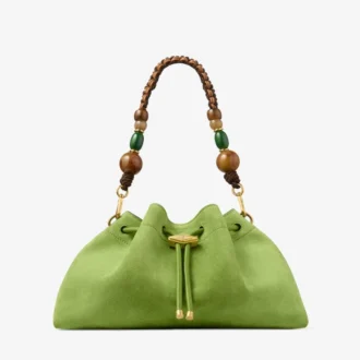 Bolso de hombro mediano Cinch de ante color trébol con correa trenzada de cuentas
