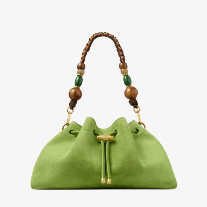 Bolso de hombro mediano Cinch de ante color trébol con correa trenzada de cuentas