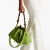 Bolso de hombro mediano Cinch de ante color trébol con correa trenzada de cuentas