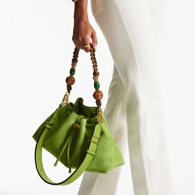 Bolso de hombro mediano Cinch de ante color trébol con correa trenzada de cuentas