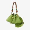 Bolso de hombro mediano Cinch de ante color trébol con correa trenzada de cuentas