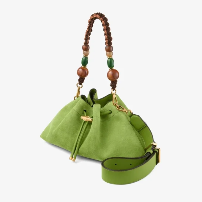 Bolso de hombro mediano Cinch de ante color trébol con correa trenzada de cuentas