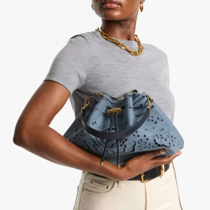Bolso de hombro mediano Cinch de denim con bordado Sangallo Bolso de hombro mediano Cinch de denim con bordado Sangallo