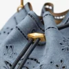 Bolso de hombro mediano Cinch de denim con bordado Sangallo Bolso de hombro mediano Cinch de denim con bordado Sangallo