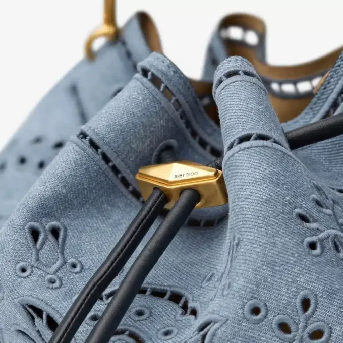 Bolso de hombro mediano Cinch de denim con bordado Sangallo Bolso de hombro mediano Cinch de denim con bordado Sangallo
