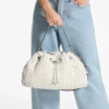 Bolso de hombro mediano Cinch de lana tejida en color Latte