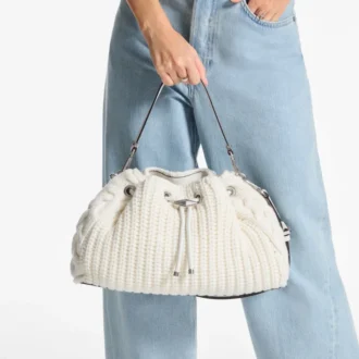 Bolso de hombro mediano Cinch de lana tejida en color Latte