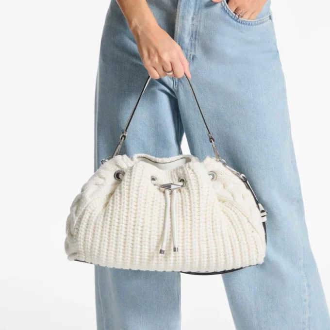 Bolso de hombro mediano Cinch de lana tejida en color Latte