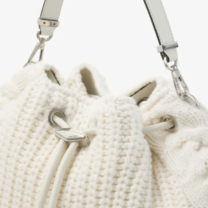 Bolso de hombro mediano Cinch de lana tejida en color Latte
