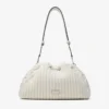 Bolso de hombro mediano Cinch de lana tejida en color Latte