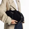 Bolso de hombro mediano Cinch de lana tejida en negro Bolso de hombro mediano Cinch de lana tejida en negro