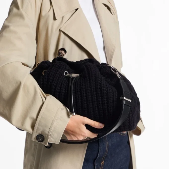 Bolso de hombro mediano Cinch de lana tejida en negro Bolso de hombro mediano Cinch de lana tejida en negro
