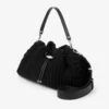 Bolso de hombro mediano Cinch de lana tejida en negro Bolso de hombro mediano Cinch de lana tejida en negro