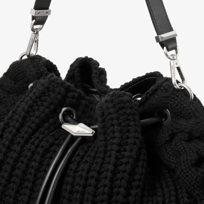 Bolso de hombro mediano Cinch de lana tejida en negro Bolso de hombro mediano Cinch de lana tejida en negro