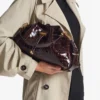 Bolso de hombro mediano Cinch de piel con relieve de cocodrilo Sambuco Bolso de hombro mediano Cinch de piel con relieve de cocodrilo Sambuco