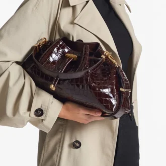 Bolso de hombro mediano Cinch de piel con relieve de cocodrilo Sambuco
