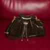 Bolso de hombro mediano Cinch de piel con relieve de cocodrilo Sambuco Bolso de hombro mediano Cinch de piel con relieve de cocodrilo Sambuco
