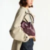 Bolso de hombro mediano Cinch de piel granate Bolso de hombro mediano Cinch de piel granate