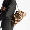 Bolso de hombro mediano Cinch de potro con estampado de cebra natural Bolso de hombro mediano Cinch de potro con estampado de cebra natural