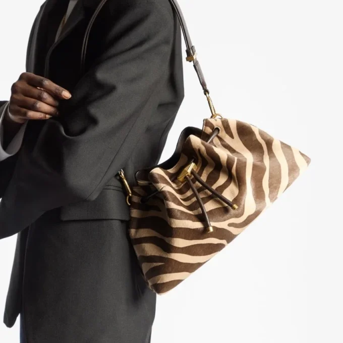 Bolso de hombro mediano Cinch de potro con estampado de cebra natural Bolso de hombro mediano Cinch de potro con estampado de cebra natural