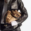 Bolso de hombro mediano Cinch de potro con estampado de leopardo natural Bolso de hombro mediano Cinch de potro con estampado de leopardo natural