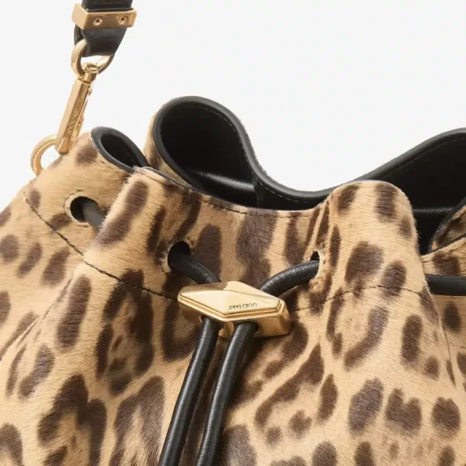 Bolso de hombro mediano Cinch de potro con estampado de leopardo natural Bolso de hombro mediano Cinch de potro con estampado de leopardo natural