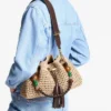 Bolso de hombro mediano Cinch de rafia de ganchillo en tonos naturales y chocolate con correa trenzada