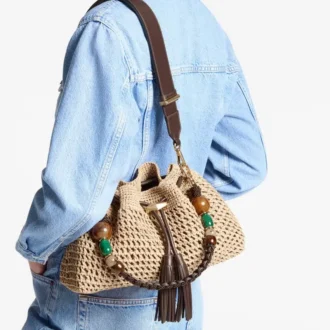Bolso de hombro mediano Cinch de rafia de ganchillo en tonos naturales y chocolate con correa trenzada