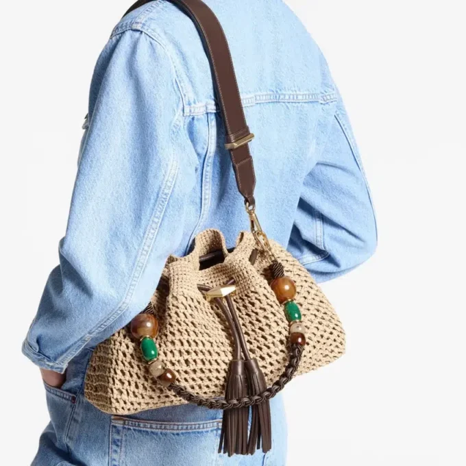 Bolso de hombro mediano Cinch de rafia de ganchillo en tonos naturales y chocolate con correa trenzada