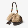 Bolso de hombro mediano Cinch de rafia de ganchillo en tonos naturales y chocolate con correa trenzada